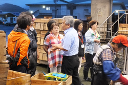 長崎魚市場で説明を聞く組合員
