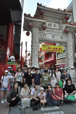 3日目、ポートタワーに上ったあと、南京町で記念撮影。