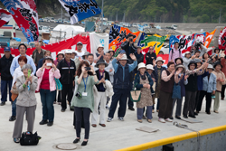 Residents of Omoe waving to the Dai-ni Yonamaru