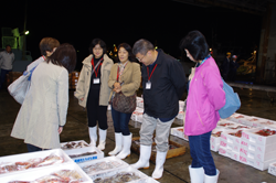 The delegation visited a fish market in the early morning.