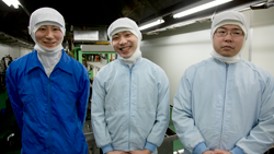 本社工場で、左から製造部主任の横山宣彦さん、高橋社長の次男の敏容さんと長男の利彰さん