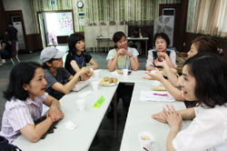 組合員は関心のあるテーマに分かれ、日韓の子育てや食をめぐって交流しました。