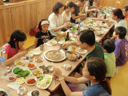 Japanese children tried the hot Korean food