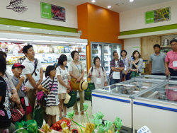 A Tour to a Dure Consumers' Co-operative shop on the first day