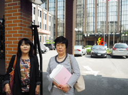 伊藤由理子生活クラブ共済連常務理事（写真左）と生活クラブ神奈川の五十嵐理事長