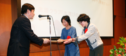 日本女子大学の住澤博紀家政学部長より表彰状が授与されました