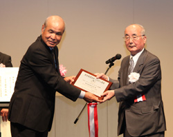 表彰される岩井化成の清水弘代表取締役（左）