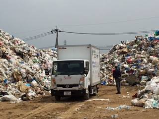 炊き出しのごみの処理のため、ごみ処理場にむかうエスコープ大阪のトラック。