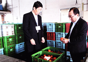 2011年は200トンの出荷が目標。話し合う池田組合長（左）と牧戸常務
