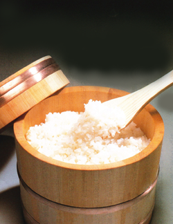 新米の季節到来 新米は水分を多く含むので水加減は1割ほど少なめに